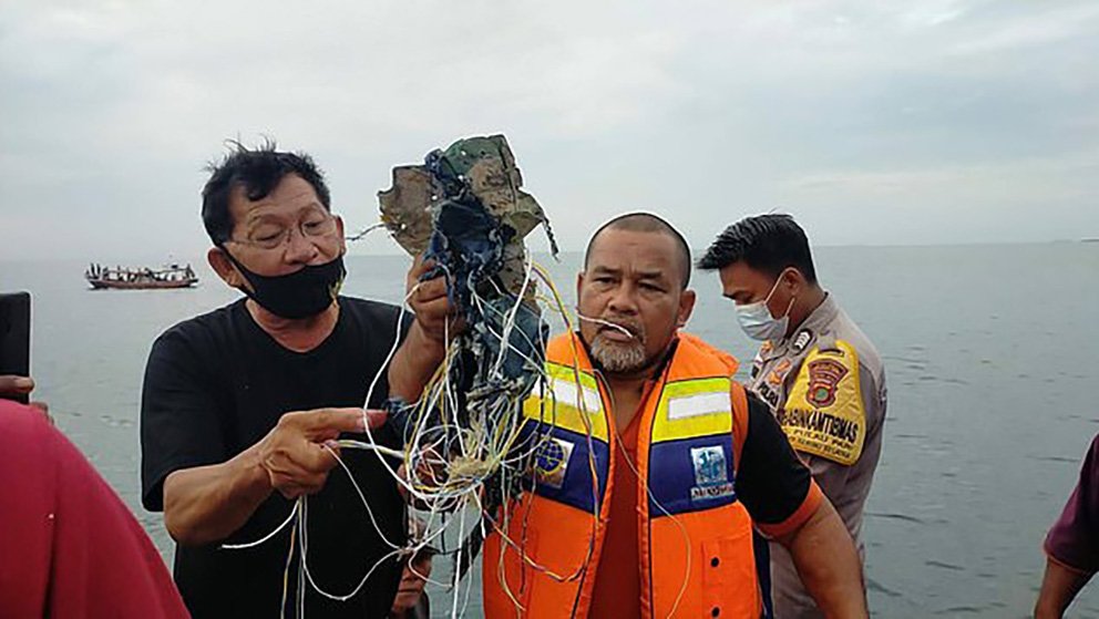 Endonezya’da 62 kişi taşıyan bir yolcu uçağı radardan kayboldu
