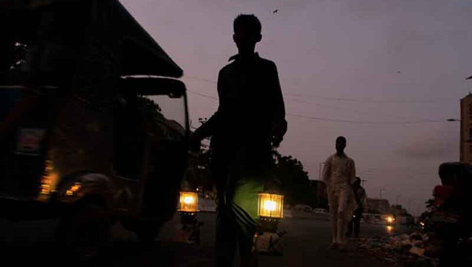 Karanlığa gömülen Pakistan’da aşamalı olarak elektrikler geri geldi