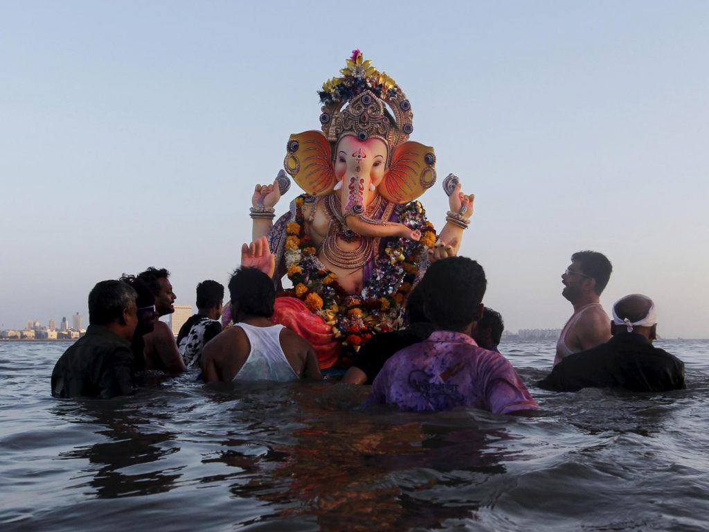 Çoğu maskesiz yüz binlerce Hindu, kutsal gördükleri Ganj Nehri’nde toplandı