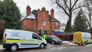 İngiltere’nin en saygın plastik cerrahlarından biri evinde bıçaklandı, eski meslektaşı gözaltına alındı