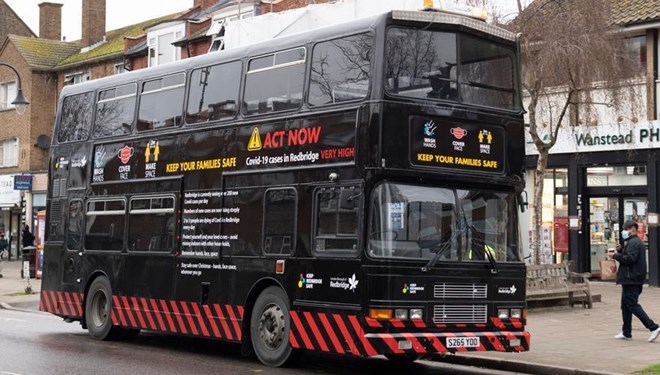 İngiltere’nin sembolü olan çift katlı otobüsler mutant corona virüse karşın siyahlara büründü
