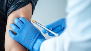 İngiltere’de Covid-19 aşısının ilk dozunu yaptıranların sayısı 10 milyonu aştı
