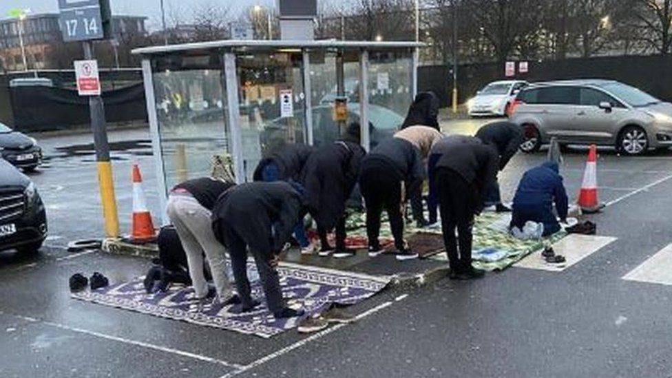 Müslüman minicab sürücüler otobüs durağında namaz kılmak zorunda kaldı