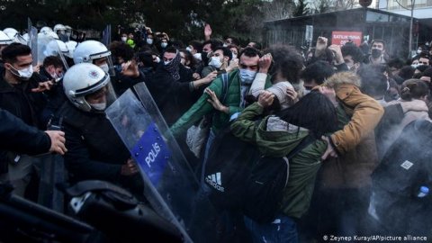 Boğaziçi protestoları dış basında: ‘Türkiye’de yüzlerce öğrenci gözaltına alındı, polis şiddete başvurmakla suçlanıyor’
