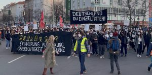 Almanya’da ırkçı terör saldırısında hayatını kaybedenlerin anıldığı yürüyüşe binlerce kişi katıldı