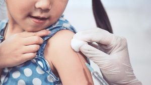 İngiltere’de ilk kez çocuklar ve gençlerde Covid-19 aşısı denenecek