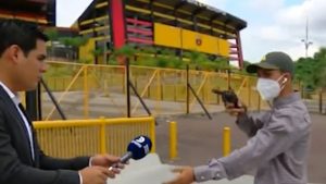 Ekvador’da muhabir, canlı yayın sırasında silahlı saldırgan tarafından soyuldu