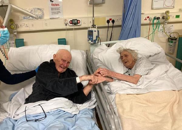İngiltere’de 70 yıllık evli çift, aynı hastanede koronavirüsten yaşamını yitirdi