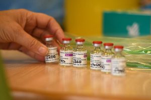 İki farklı koronavirüs aşısının tek kişi üzerindeki etkinliği test edilecek