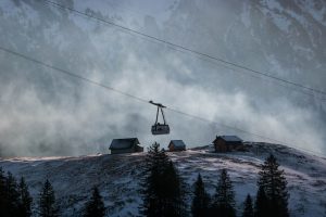 İş için Avusturya’ya geldiklerini söyleyip kayak yapan 100’e yakın turist yakalandı