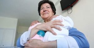 65 yaşında ikiz bebek doğuran kadının çocuklarını elinden aldılar