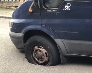 Tottenham’da minibüs 1,5 metrelik çukura düştü