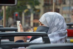 İsviçre’de referandumla ibadet yerleri hariç tüm kamusal alanlarda burka ve peçe yasaklandi