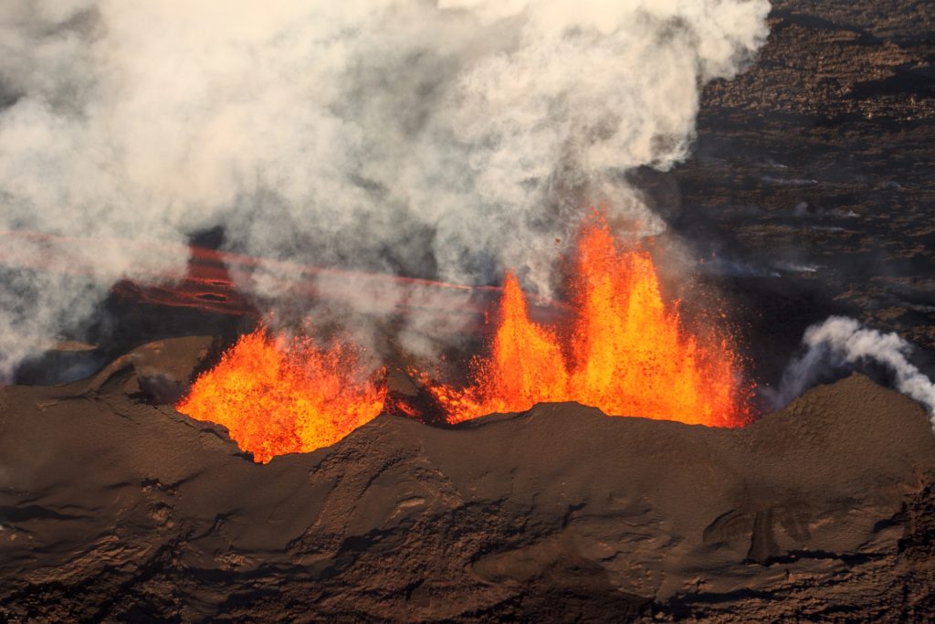900 yıldır uykuda olan volkanik sistem lav püskürttü