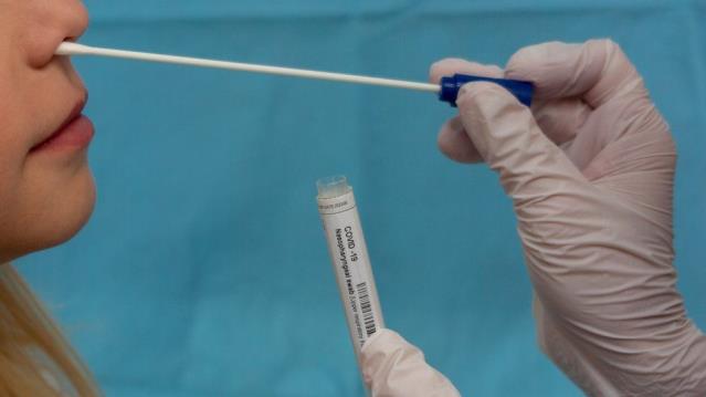 İngiltere 379 hanede, koronavirüsün Brezilya varyantının görüldüğü kişiyi tespit etmeye çalışıyor