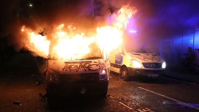 İngiltere’de eylemciler sokakları yangın yerine döndürdü