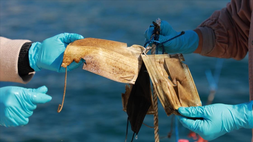 Türkiye’de denizlerden 11 ton maske ve eldiven toplandı