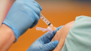 İngiltere’den yeni araştırma: Aşısızların hayatını kaybetme oranını açıkladılar