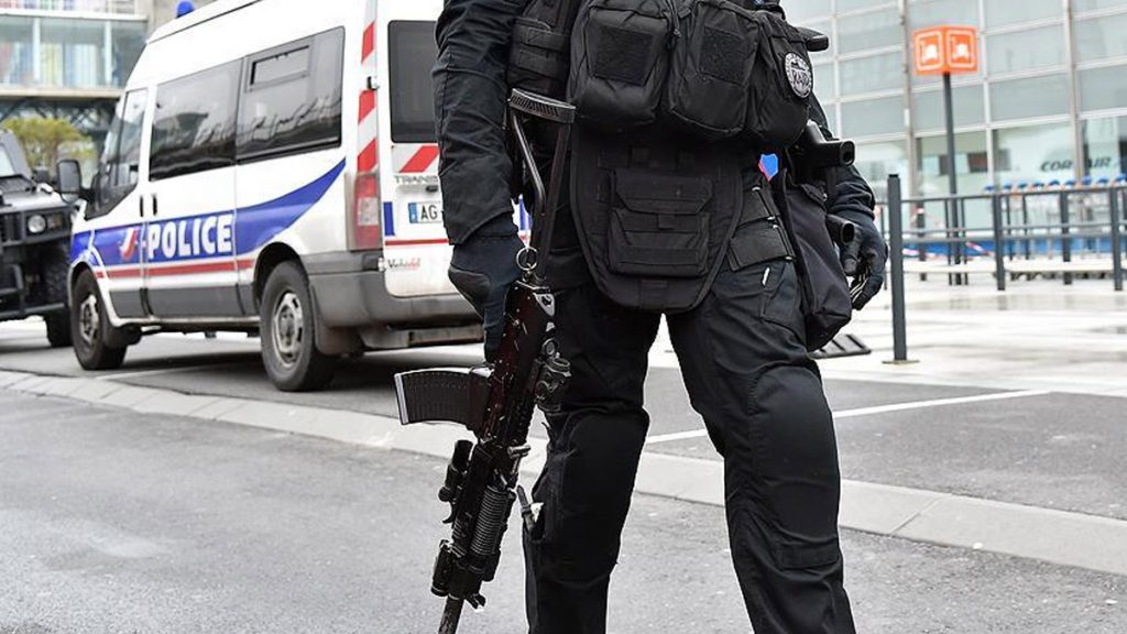Fransa’da karakolda bıçaklı saldırı