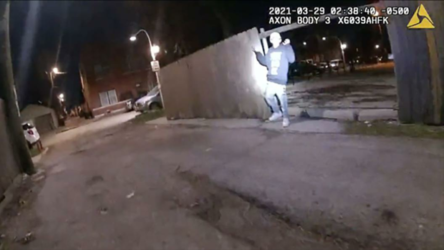 Chicago polisi 13 yaşındaki bir çocuğun teslim olmasına rağmen vurularak öldürüldüğü videoyu yayımladı
