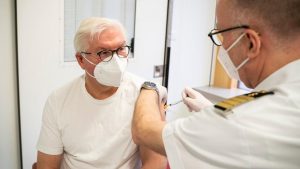 Almanya Cumhurbaşkanı tartışma yaratan aşıyı oldu