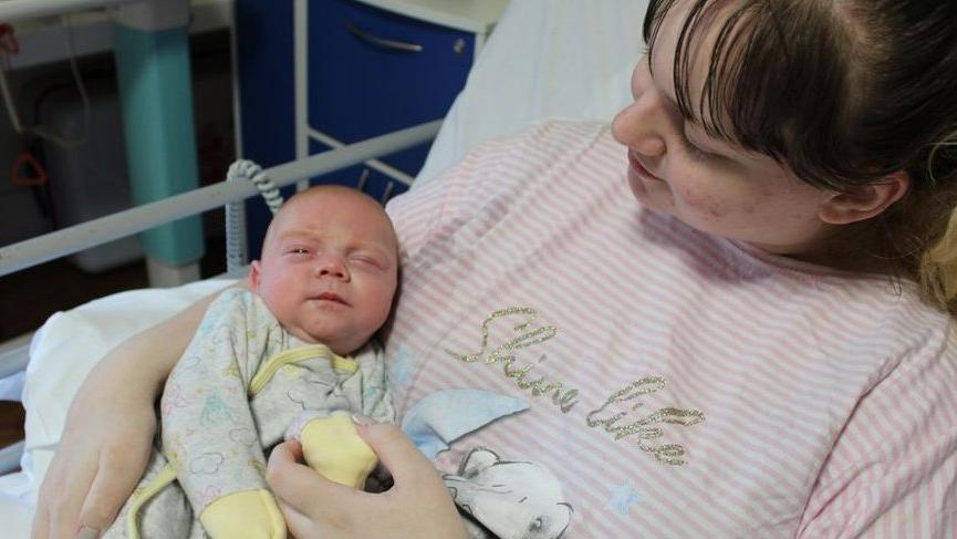 Bebeği doğana kadar corona tedavisi olamayan anne ve bebeği, 88 gün sonra taburcu edildi