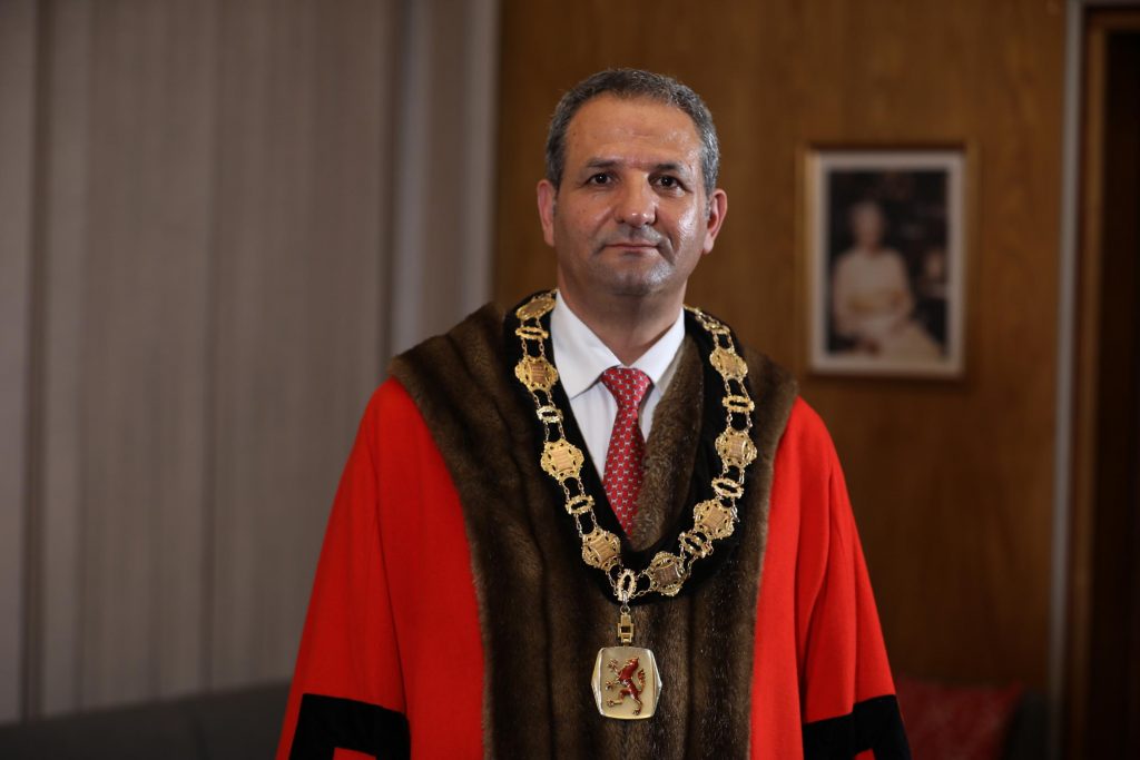 Sabri Özaydın yeniden Enfield Belediye Başkanı seçildi