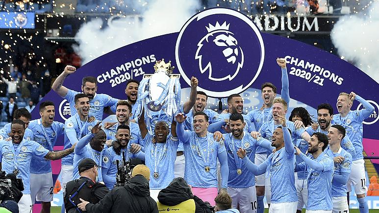 Manchester City şampiyonluk kupasını kaldırdı - Londra Gazete