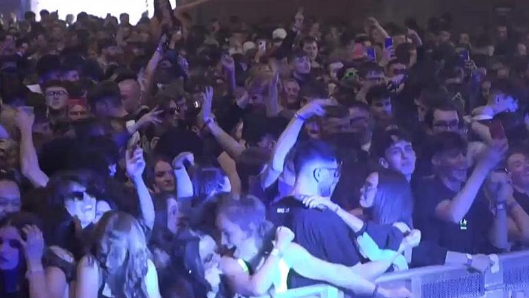 İngiltere’de 3 bin kişi maskesiz, sosyal mesafesiz konserde eğlendi