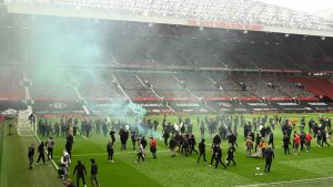 Manchester United-Liverpool maçı, protestolar nedeniyle ertelendi