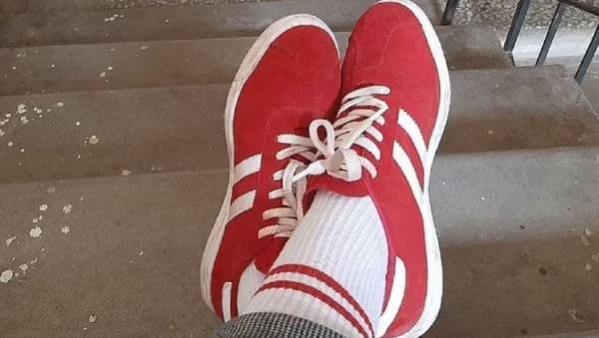 Belarus’ta kırmızı beyaz ayakkabı ve çorap giyen kadına ceza kesildi