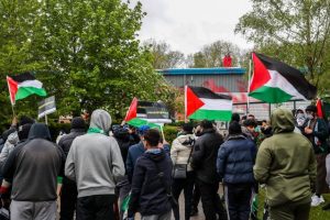 Filistin yanlısı eylemciler, İsrail’in İngiltere’deki SİHA fabrikasında üretimi durdurdu