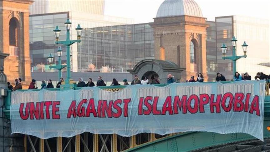 İngiltere’de iktidardaki Muhafazakar Partinin İslam karşıtı ve ayrımcı tutumları raporlandı