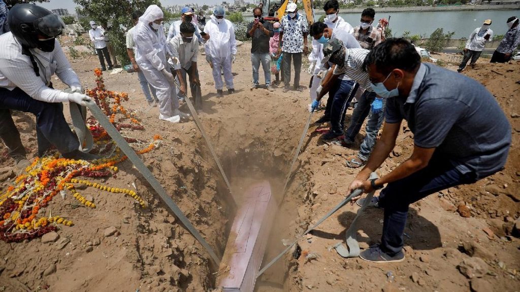Hindistan’da corona kurbanlarının cenazeleri kiralık dozerlerle taşınıyor