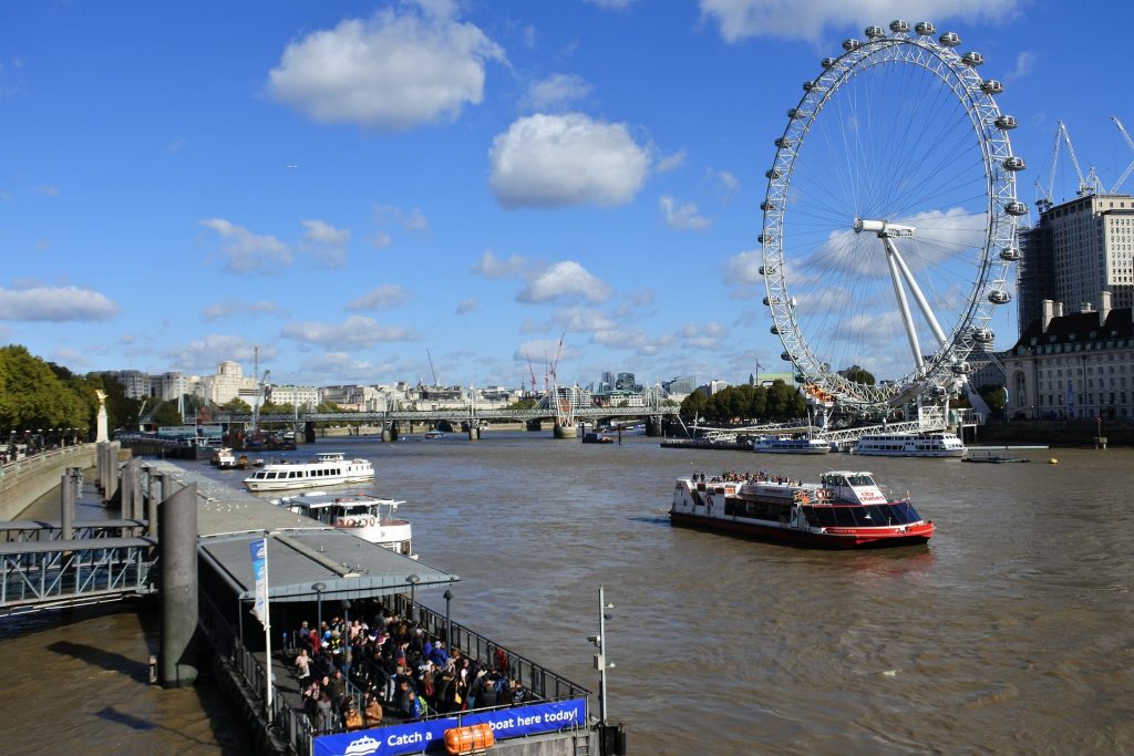 London Eye yeniden ziyarete açıldı