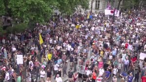 Londra’da aşı ve Kovid-19 önlemleri karşıtları protesto yürüyüşü düzenledi