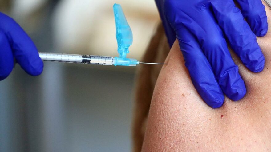 İki doz Koronavirüs aşısının koruyuculuğu altı ay sonra azalıyor