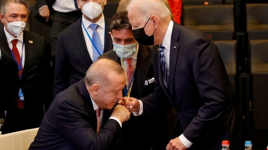 Biden’ın Erdoğan’ı selamlaması gündem oldu: ‘Bir garip hareket’