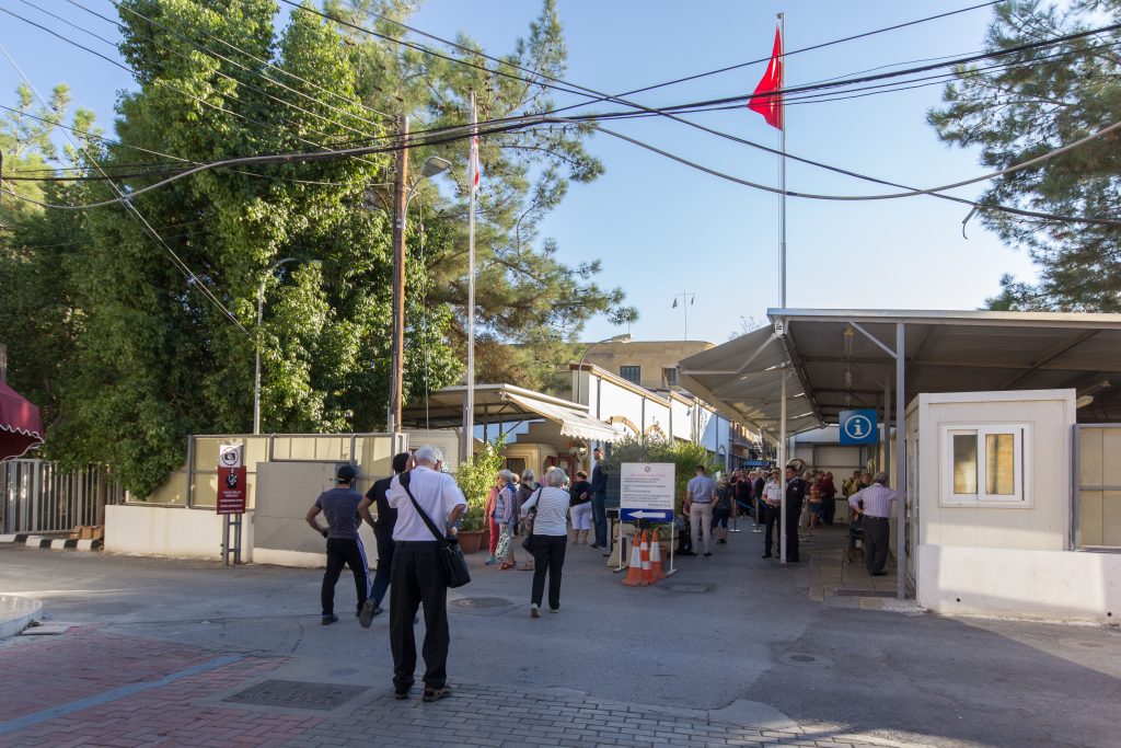 Border crossings resume in Cyprus 