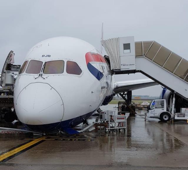 İngiltere’de park yapan uçağın burun tekerleği kırıldı