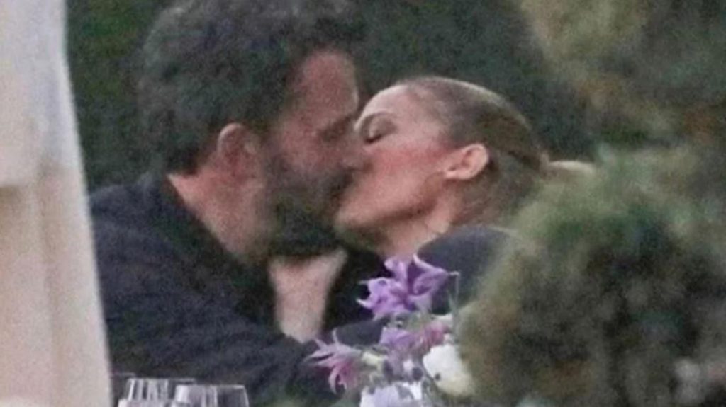 Jennifer Lopez ve Ben Affleck 17 yıl sonra yeniden dudak dudağa