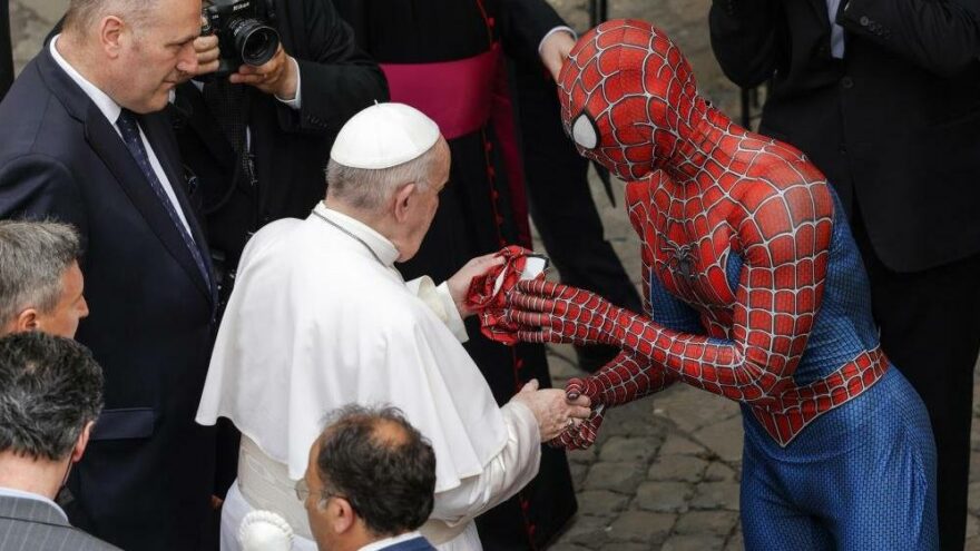 ‘Örümcek Adam’, Papa Fransis ile görüştü