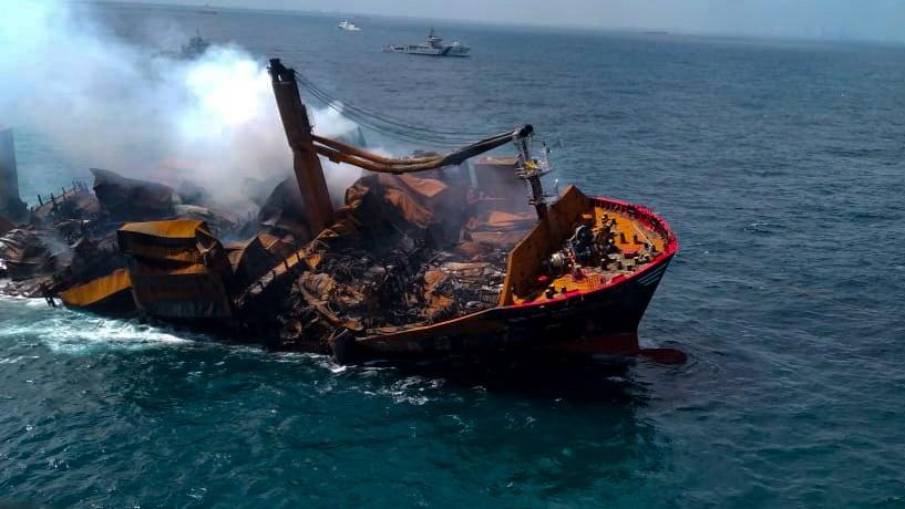 Sri Lanka’da günlerdir yanan gemi batıyor
