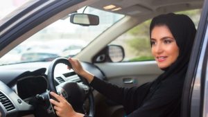 Suudi Arabistan’da 17 yaşındaki genç kızlara araç kullanma izni
