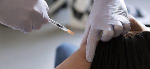 Koronavirüs’e karşı iki doz aşı yaptıranların testinin pozitif çıkma riski aşısızlardan üç kat düşük
