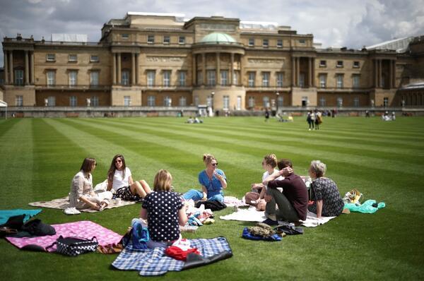 İngiltere tarihinde bir ilk: Sarayın bahçesinde piknik yaptılar