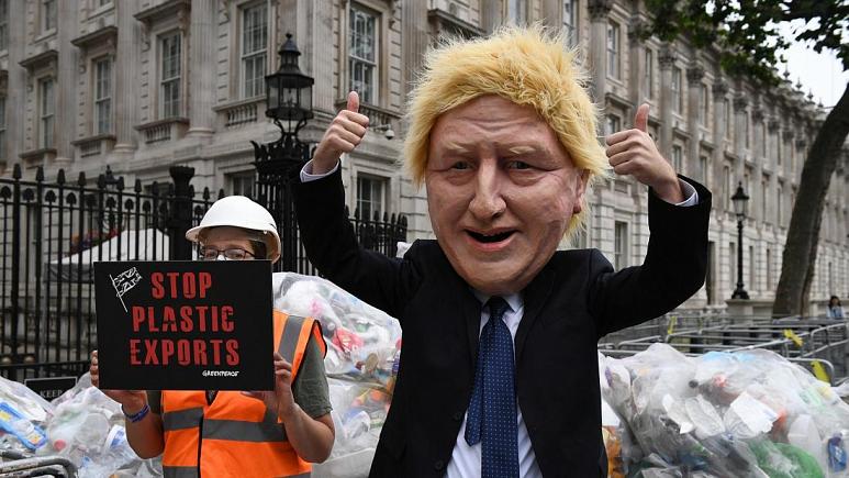 Boris Johnson’ın kapısına 625 kg plastik çöp döktüler