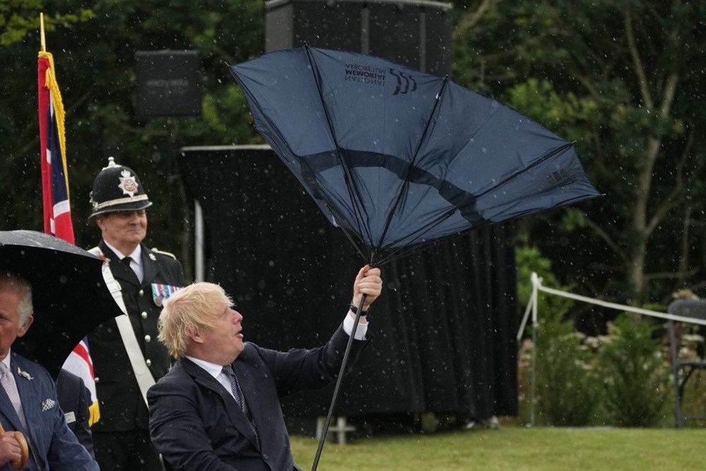 Boris Johnson’ın şemsiyeyle mücadelesi