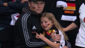 İngiltere maçında ağlayınca alay edilen Alman çocuk için 32 bin 500 pound toplandı