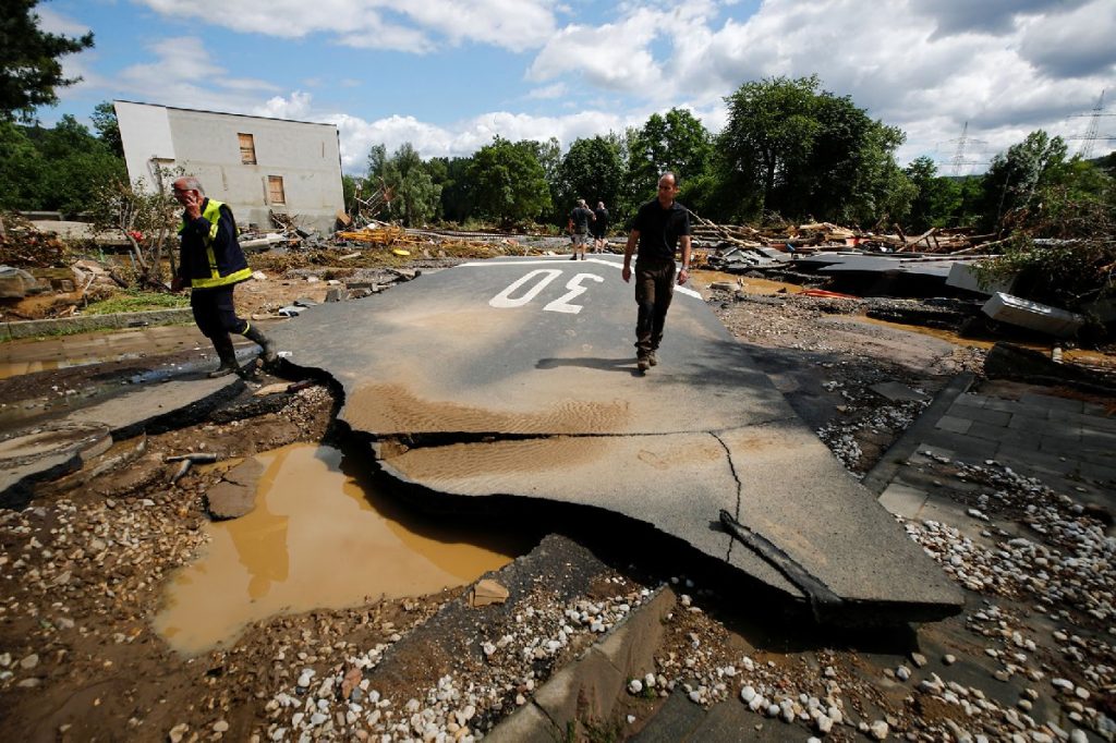 Metrekareye 148 kilo yağış düştü: Almanya’da ölü sayısı 81’e yükseldi